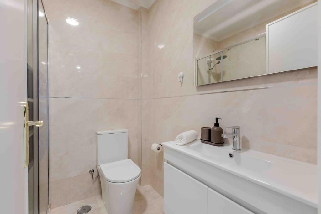 Lovely 3-Bedroom Condo W/ Free Parking On Premises Келуш Екстер'єр фото